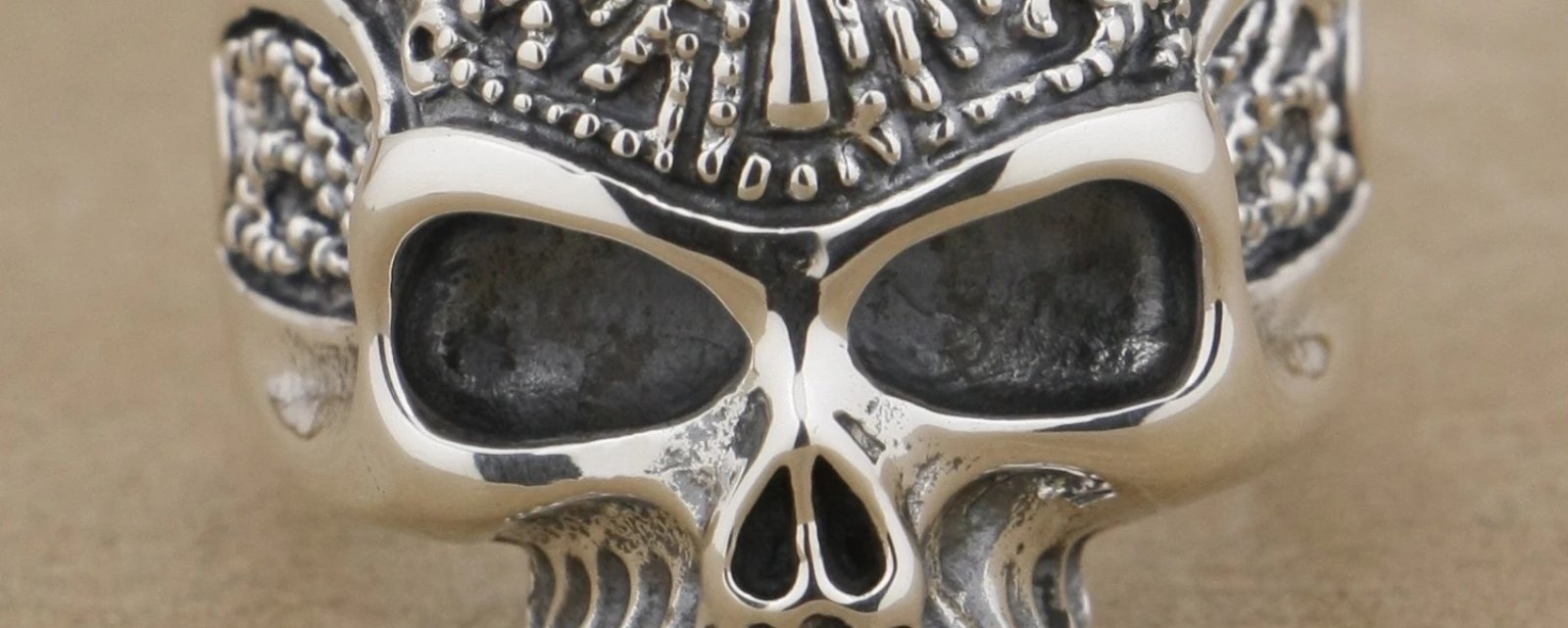 🌀 Un crâne sacré, gravé de mystères anciens